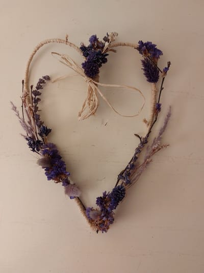 Charmant handgemaakt hart met blauwe droogbloemen