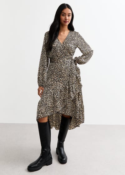 Beige mini wikkeljurk met ruches en dierenprint