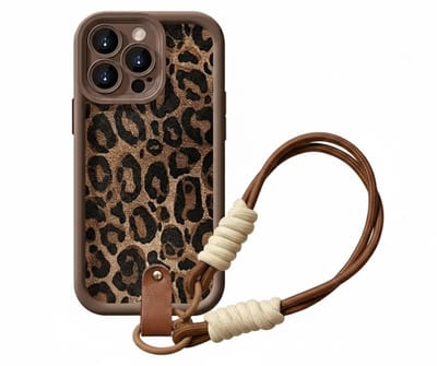 Bruin luipaard print telefoon hoesje met koord geschikt voor iPhone 15 Pro – backcover dames met panter dessin, afneembaar draagkoord en minimalistisch ontwerp