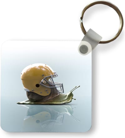 Sleutelhanger - Uitdeelcadeautjes - Slak met een rugby helm op zijn slakkenhuis - Plastic