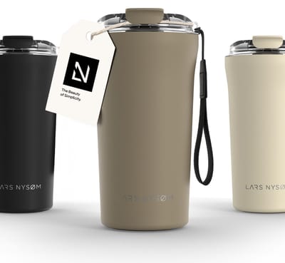 LARS NYSØM Rørelse Thermo Coffee Mug-to-go 500ml - BPA-vrij met Isolatie - Met Draagriem & Tritan Deksel (Taupe Brown)
