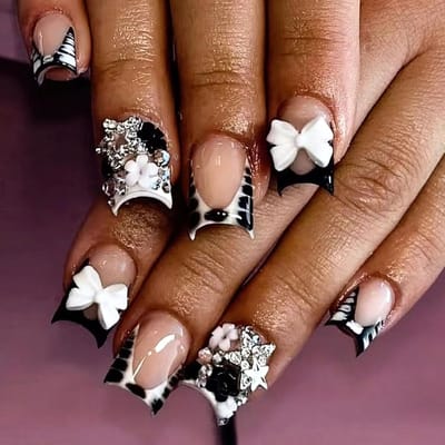 Korte vierkante kunstnagels met Franse tips, strikontwerpen, zebra-print en nail art met bloemen en sterren