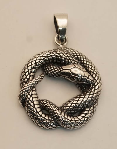 Sterling zilveren hanger van een opgerolde slang - slangen halshanger van 925 zilver - stoere slangen hanger voor aan ketting - leuke zilveren dieren kettinghanger - stoere hals hanger - opgerold ratelslang hanger