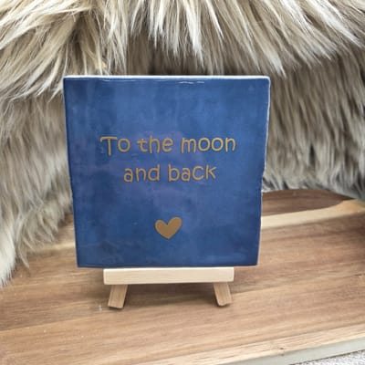 Robuust wenstegeltje “To the moon and back” – Liefde & Vriendschap Cadeau – Decoratie – Relatie Cadeautje – Vriendschap – Trendy nu – Zomaar – Familie – Decoratief Tegeltje met Standaard – Cadeau Idee