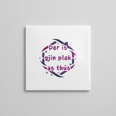 “Der Is Gjin Plak As Thús” Keramische Tegel met Decoratieve Typografie – Gezellige Woonquote Wanddecoratie – 15 × 15 cm
