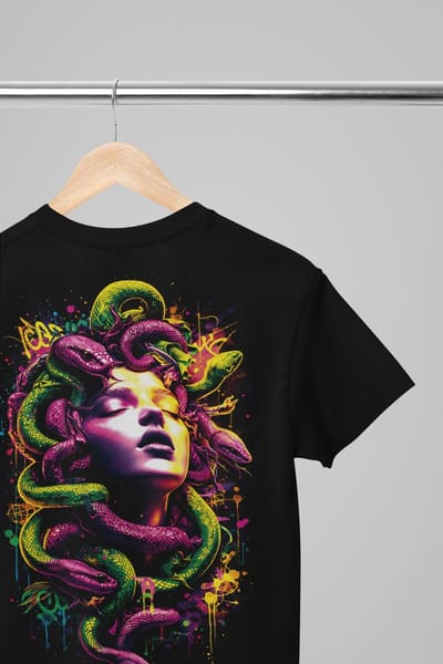 Oversized shirt - Neon medusa - Wurban Wear | Draak | Anime streetwear | Asian streetwear | Streetwear | Geisha | Techno outfit | Fantasy shirt | Gym shirt | y2k | Tattoo | Urban | Grote maten | Japanese mythology | Samurai | Zwart
