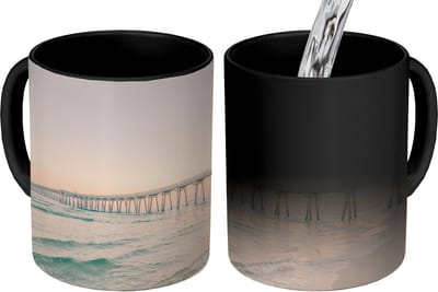 Magische Mok - Foto op Warmte Mokken - Koffiemok - Zee - Strand - Brug - Natuur - Zonsondergang - Magic Mok - Beker - 350 ML - Theemok