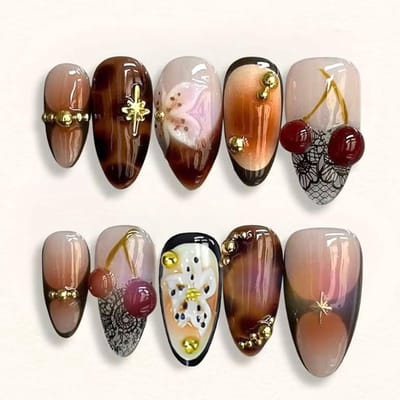Middelgrote amandelvormige druknagels in bruin met 3D gouden parel en bloemenprint, 24-delige set volwaardige kunstnagels met Y2K-stijl en Franse punt