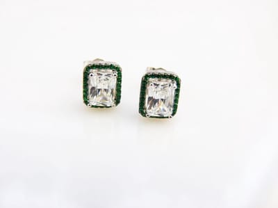 Model Small Rectangle Green zilveren oorringen met groene en witte stenen cubic zirconia