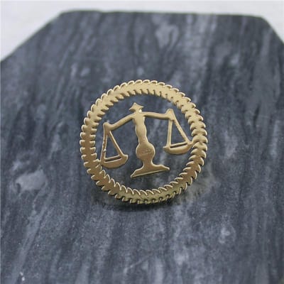 Design Sense Tarweaar Weegschaal Badge Balans Advocaat Rechter Legering Geometrische Ronde Broche Tas Decoratieve Accessoires gray