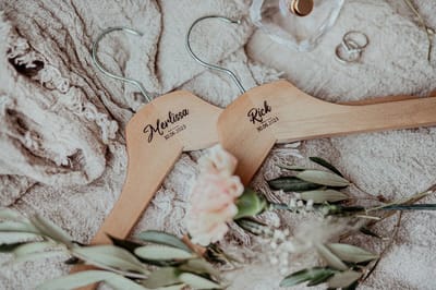 Bolletoet houten kledinghangers - trouwdatum + naam - trouwen