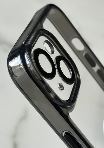 Anti-Yellow TPU/PC Hoesje - Geschikt voor iPhone 14 Plus / 15 Plus - Met Cameralens Glas Bescherming – Transparant/Zwart – 2.5mm Dikte