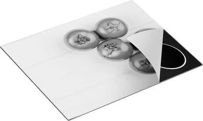 Chefcare Inductie Beschermer Tomaten op Witte Houten Planken - Zwart Wit - 65x50 cm - Afdekplaat Inductie - Kookplaat Beschermer - Inductie Mat