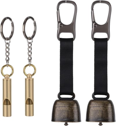 Set van 2 Draagbare Bear Bells en Noodfluitjes met Carabiner voor Wandelen, Kamperen en Outdoor Avonturen
