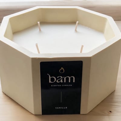 BAM Vanille geurkaars met 4 wieken in een lichtgeel handmade potje - 75 branduren (545g) - cadeautip - geschenk - vegan