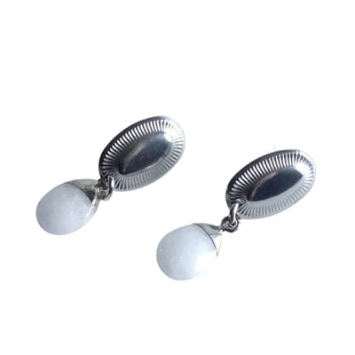 2 Love it Tijdloze Elegantie zilveren oorbellen met melkwit natuursteen - RVS oorhangers - zilverkleurig en wit