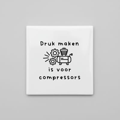 Druk Maken Is Voor Compressors Grappige Quote Tegel – Nederlandse Humor Wanddecoratie voor Thuis & Kantoor – 15 x 15 cm Keramische Tegel