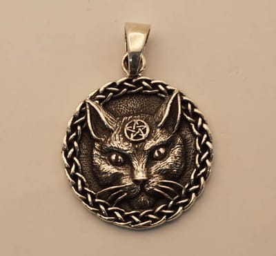 Zilveren hanger kat met pentagram op zijn kop - hanger kattenkop van 925 zilver - katten bedel voor aan ketting - sterling zilveren katten hangers voor katten liefhebbers - leuke cadeau kattenhouders