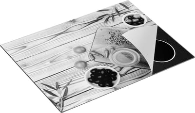 Chefcare Inductie Beschermer Olijven met Kruiden op een Houten Tafel - Zwart Wit - 70x50 cm - Afdekplaat Inductie - Kookplaat Beschermer - Inductie Mat