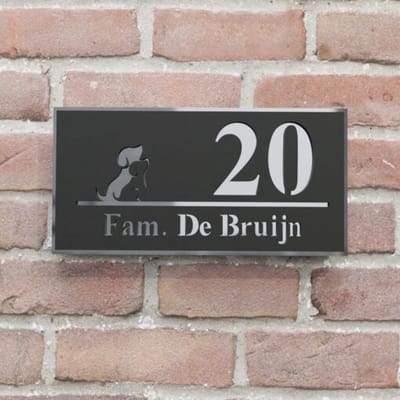 Naambordje voordeur - Huisnummerbord - Smal met hond - 20x10 - zwart/zilver - plakstrip