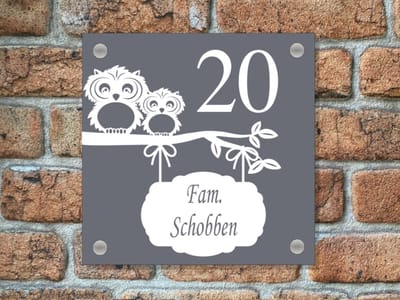Naambordje / huisnummer voordeur uil met uithangbord grijs