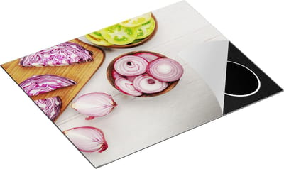 Chefcare Inductie Beschermer Gesneden Uien op een Witte Houten Tafel - 65x50 cm - Afdekplaat Inductie - Kookplaat Beschermer - Inductie Mat