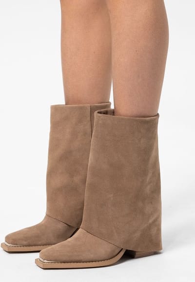 Sacha - Dames - Beige suède western enkellaarsjes met flap - Maat 39