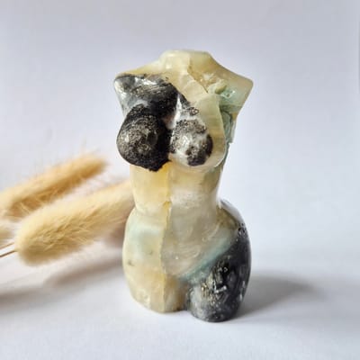 Caribbean Calciet vrouwenbeeldje 8 cm (#3) – handgeslepen edelsteen goddess carving