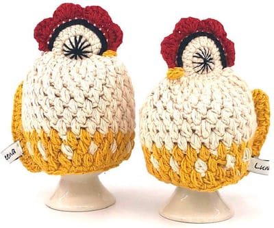 Luna-Leena duurzame kip eierwarmer - set van 2 - bio katoen gebroken wit met geel - handgehaakt in Nepal - keukendecoratie - tafeldecoratie - kado - cadeau - paasontbijt - chicken egg warmer - egg cosy - pasen - ontbijt