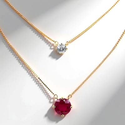 Cavill - Gouden Halsketting - 9K Geel Goud - Madagaskar Robijn 1,665 ct & Cambodjaanse Zirkoon 0,378 ct - Elegant, Tijdloos Cadeau