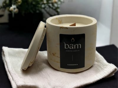 BAM Kaarsen Gardenia Geurkaars – Zonnebloemwas – Houten Lont – Oker Gemarmerd Rond Potje met Deksel – 140 g