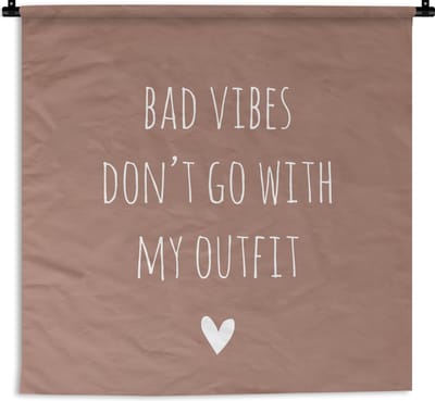Wandkleed - Wanddoek - Engelse quote "Bad vibes don't go with my outfit" met een hartje tegen een bruine achtergrond - 180x180 cm - Wandtapijt