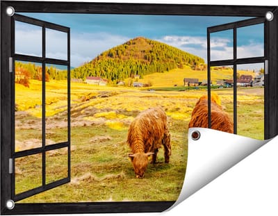 Gards Tuinposter Doorkijk Twee Schotse Hooglanders bij een Dorp - 60x40 cm - Tuindoek - Tuindecoratie - Wanddecoratie buiten - Tuinschilderij