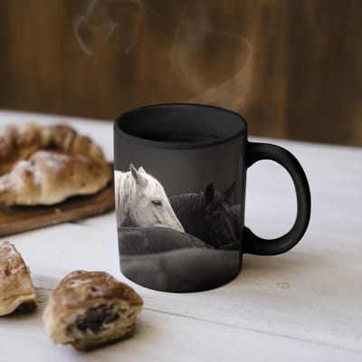 Magische Mok - Foto op Warmte Mokken - Koffiemok - Paarden - Zwart - Wit - Kudde - Magic Mok - Beker - 350 ML - Theemok