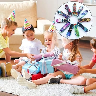 Allecto Plus - Mini Skateboard Set voor Kinderen - Vingerboard Spel - Skateboard Speelgoed voor Jongens en Meisjes - Verjaardagscadeau - Willekeurig Patroon - 12-Delig