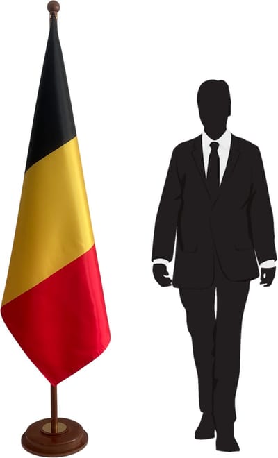 Belgische vlag met standaard en mast in gelakt hout – lichte kleur – met goudkleurige accessoires – 100x150 cm dubbelzijdig bedrukt – klassieke kantoor vlag voor binnengebruik