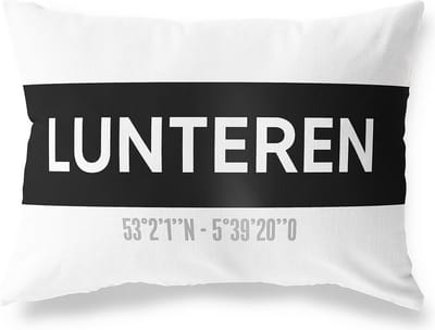 Tuinkussen LUNTEREN - GELDERLAND met coördinaten - Buitenkussen - Bootkussen - Weerbestendig - Jouw Plaats - Studio216 - Modern - Zwart-Wit - 50x30cm