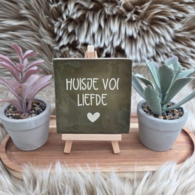 Robuust Wenstegeltje – Huisje vol Liefde – Hip trendy tegeltje – 10x10 cm – Wanddecoratie – Cadeau voor Nieuwe Woning, Housewarming of Gezinscadeau – Sfeervol en Persoonlijk - Vriend(in) – Trendy nu – Decoratief Tegeltje met Standaard – Cadeau Idee