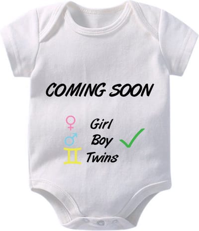 Hospitrix Baby Rompertje met Tekst "Coming Soon BOY" | Korte Mouw | Kraamkado |  Cadeau voor Zwangerschap | Zwangerschap Aankondiging | Bekendmaking | Aankondiging | Aanstaande Moeder | Moederdag