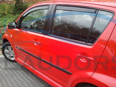 Daihatsu Sirion2 (bj VANAF 2005) & Subaru Justy (bj 2007 - 2010) zijwindschermen dark tbv 5 deurs model set a 4 deuren donker getint merk Team Heko