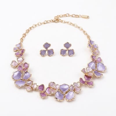 Paars en roze statement ketting met bloemen voor dames inclusief oorbellen set – sieraden set met goudkleurige details