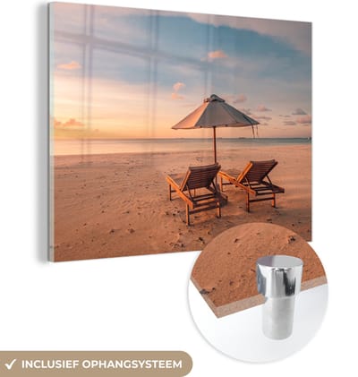 MuchoWow® Glasschilderij 160x120 cm - Schilderij acrylglas - Strand - Ligbed - Parasol - Foto op glas - Muurdecoratie woonkamer - Wanddecoratie slaapkamer - Schilderijen