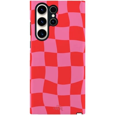 xoxo Wildhearts Drunk In Love - Hoesje geschikt voor Samsung Galaxy S24 Ultra - Siliconen hoesje met dubbele beschermlaag - Luxe case - Stevige backcover - Golvend blokjes patroon - Golven print - Roze / Rood