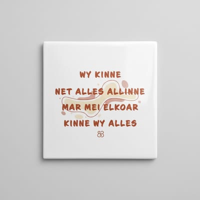 Keramische Tegel met Inspirerende Dialect Tekst “Wy Kinne Net Alles Allinne, Mar Mei Elkoar Kinne Wy Alles” – Warme Wanddecoratie – 15 x 15 cm