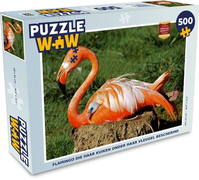 Puzzel Flamingo die haar kuiken onder haar vleugel beschermd - Legpuzzel - Puzzel 500 stukjes