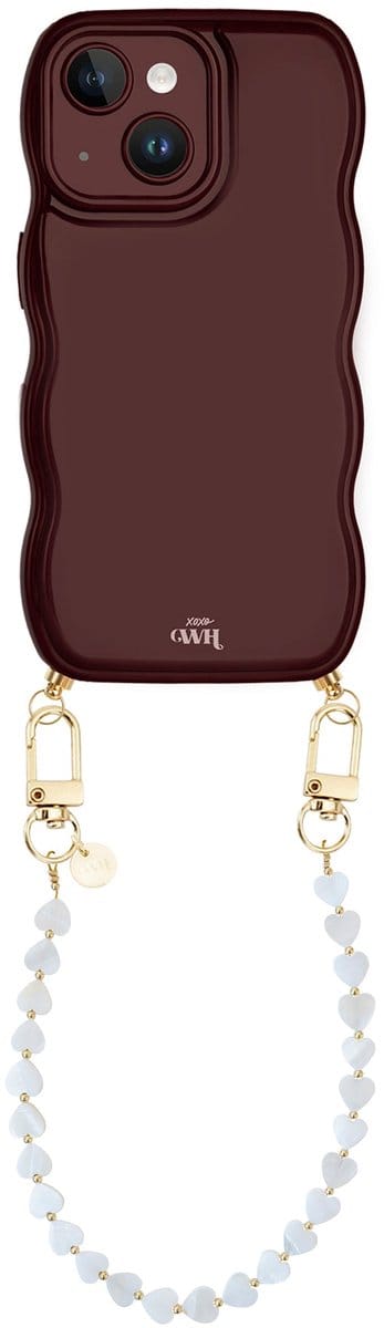 xoxo Wildhearts Glossy Wavy Cord Case Burgundy - Shell Hearts - Beige (kort koord) - Geschikt voor iPhone 15 Plus - Glimmend telefoonhoesje met golven - Hoesje met koord - Hartjes ketting - kort telefoonkoord - Bordeaux rood met beige