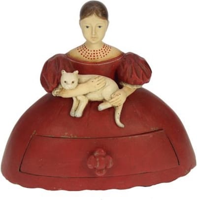 Meisje Deborah met kat Ladekastje rood 21x12x18cm