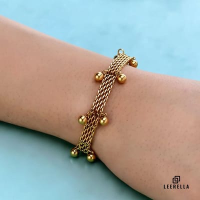 Leerella Dames Mesh Armband met Ball Hanger Goudkleur – Verstelbaar 16+5 cm – Roestvrij Edelstaal
