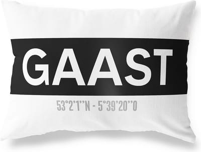 Tuinkussen GAAST - FRIESLAND met coördinaten - Buitenkussen - Bootkussen - Weerbestendig - Jouw Plaats - Studio216 - Modern - Zwart-Wit - 50x30cm