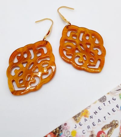 Jeannette-Creatief® - Resin - Barok Ruit Klein Caramel - Oorbellen - Resin Oorbellen - Bruine Oorbellen - Dames Oorbellen - Oorbellen Dames - Oorbellen Caramel - Gouden RVS Oorbelhaakjes - Herfstlook